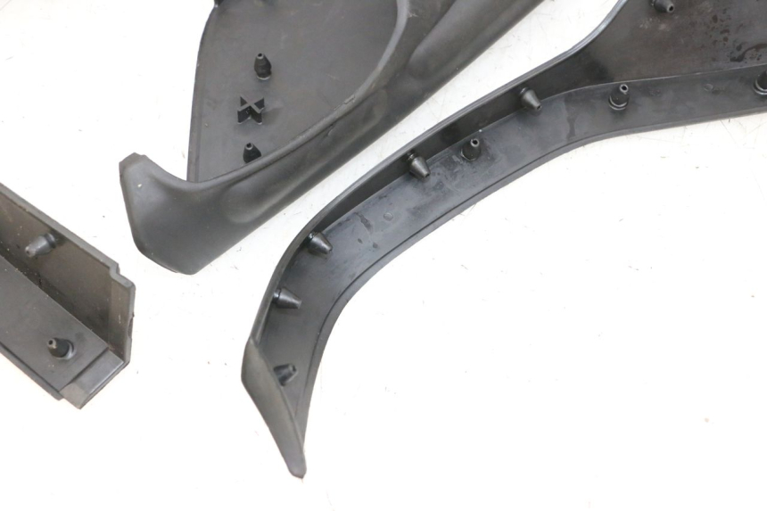 photo de TRITTBRETT VERKLEIDUNG GUMMI YAMAHA NEO'S CORE 1 (2022 - 2026) - Alternativer Blickwinkel