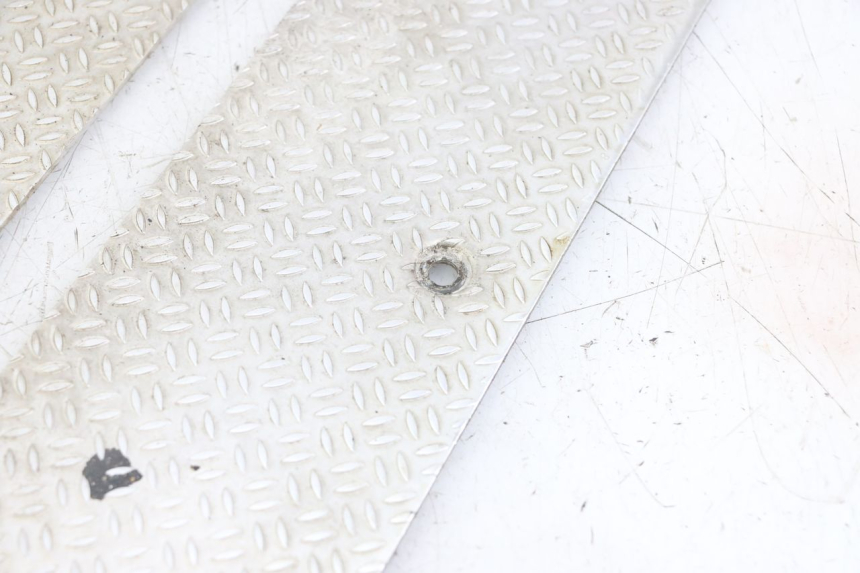 photo de TRITTBRETT VERKLEIDUNG GUMMI PIAGGIO NRG POWER PUREJET 50 (2018 - 2021) - Technische Nahaufnahme