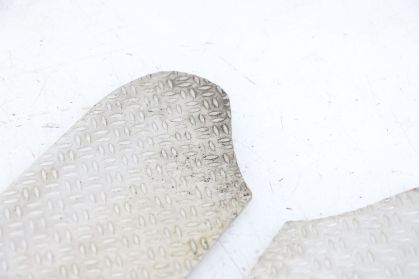 photo de TRITTBRETT VERKLEIDUNG GUMMI PIAGGIO NRG POWER PUREJET 50 (2018 - 2021) - Details der Befestigungspunkte