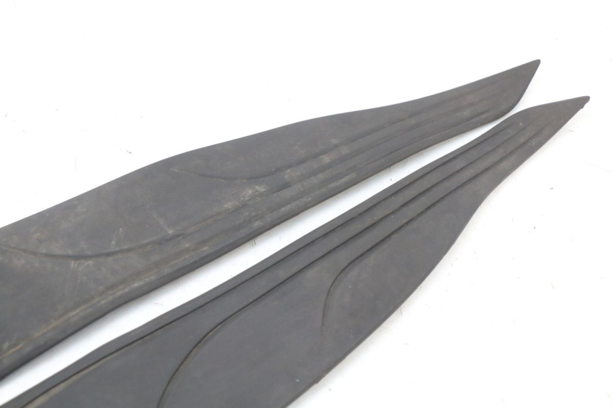 photo de TRITTBRETT VERKLEIDUNG GUMMI HONDA PCX (JF28) 125 (2009 - 2011) - Zoom auf Gebrauchszustand