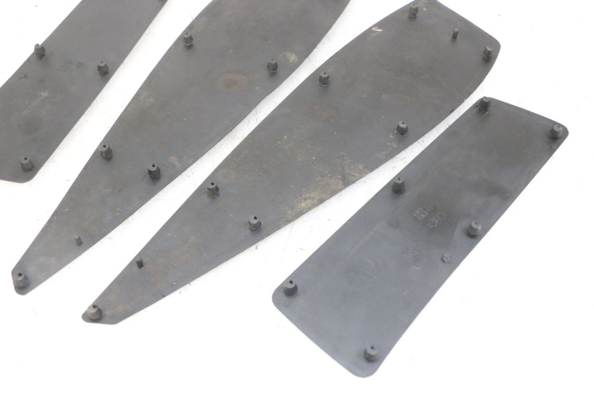 photo de TRITTBRETT VERKLEIDUNG GUMMI PEUGEOT SATELIS 125 (2013 - 2018) - Detailansicht des Bauteils