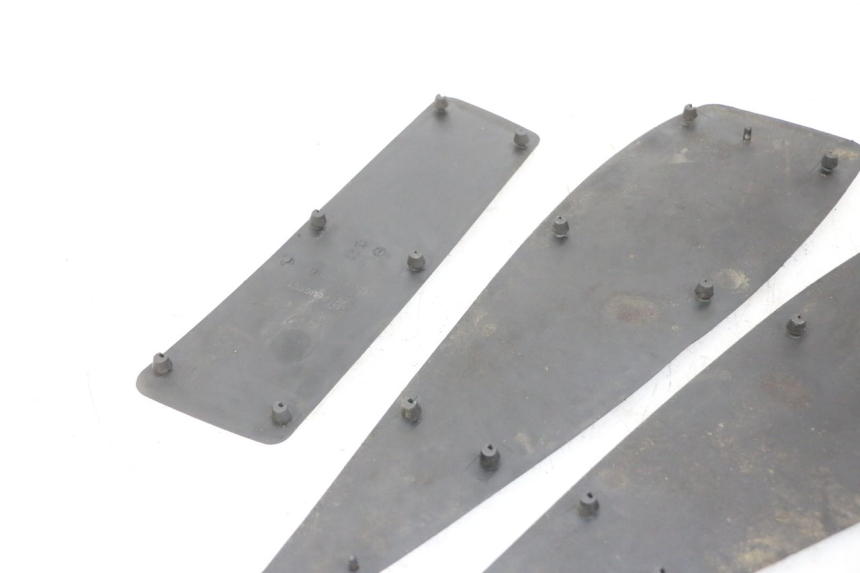 photo de TRITTBRETT VERKLEIDUNG GUMMI PEUGEOT SATELIS 125 (2013 - 2018) - Zoom auf Gebrauchszustand