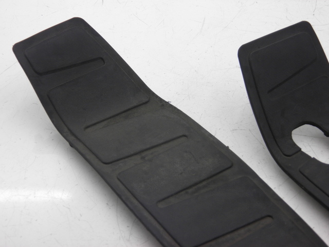 photo de TRITTBRETT VERKLEIDUNG GUMMI PIAGGIO MP3 400 (2007 - 2009) - Detailansicht des Bauteils