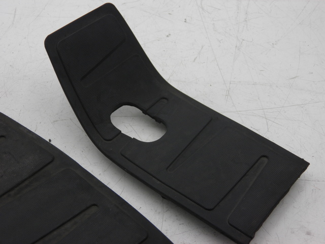 photo de TRITTBRETT VERKLEIDUNG GUMMI PIAGGIO MP3 400 (2007 - 2009) - Zoom auf Gebrauchszustand