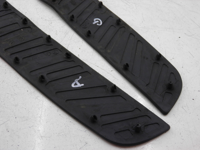 photo de TRITTBRETT VERKLEIDUNG GUMMI PIAGGIO XEVO - X EVO 125 (2007 - 2017) - Alternative Perspektive