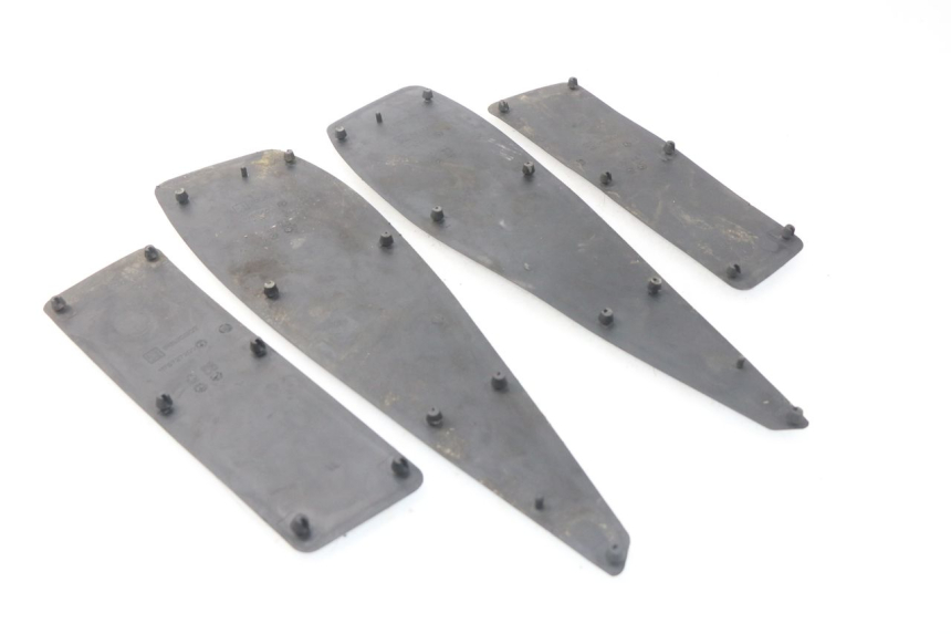 photo de TRITTBRETT VERKLEIDUNG GUMMI PEUGEOT SATELIS 300 (2012 - 2015) - Detailansicht des Bauteils