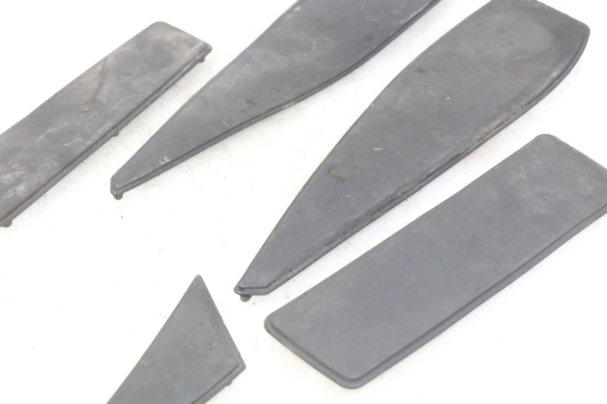 photo de FUßRAUMMATTE PEUGEOT SATELIS 125 (2006 - 2009) - Details der Befestigungspunkte