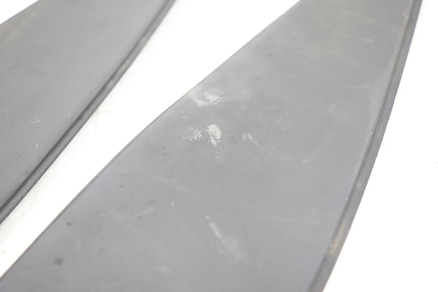 photo de FUßRAUMMATTE PEUGEOT SATELIS 125 (2006 - 2009) - Details der Befestigungspunkte