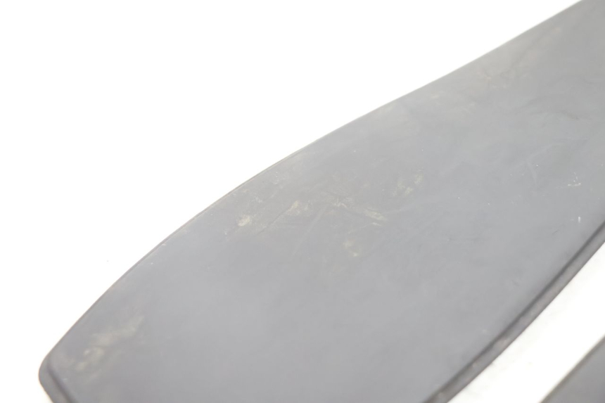 photo de FUßRAUMMATTE PEUGEOT SATELIS 125 (2006 - 2009) - Oberflächenzustand und Material