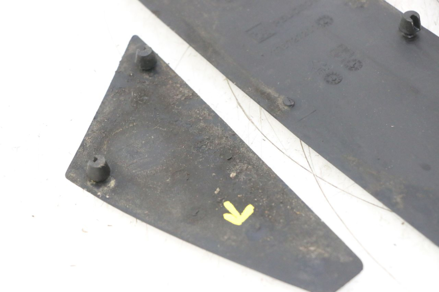 photo de FUßRAUMMATTE PEUGEOT SATELIS 125 (2006 - 2009) - Oberflächenzustand und Material