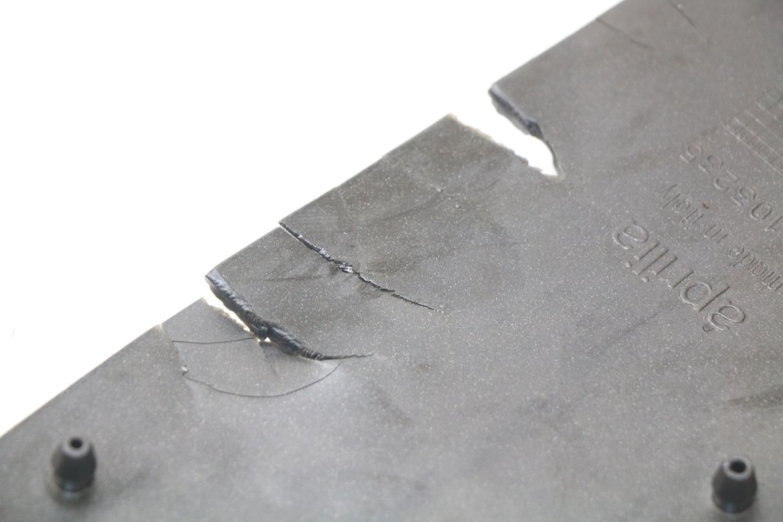 photo de TRITTBRETT VERKLEIDUNG GUMMI APRILIA SCARABEO GT 125 (1999 - 2007) - Detailansicht des Bauteils