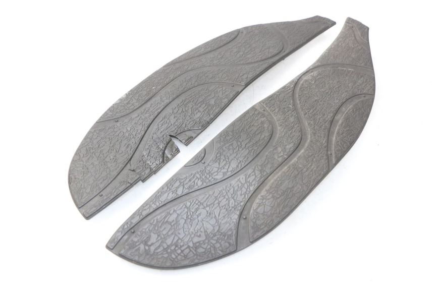 photo de TRITTBRETT VERKLEIDUNG GUMMI APRILIA SCARABEO GT 125 (1999 - 2007) - Technische Nahaufnahme