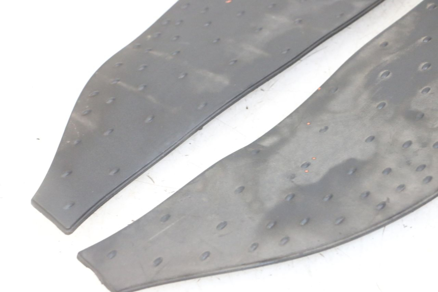 photo de TRITTBRETT VERKLEIDUNG GUMMI APRILIA SCARABEO GT TOURING 125 (1999 - 2005) - Zoom auf Gebrauchszustand