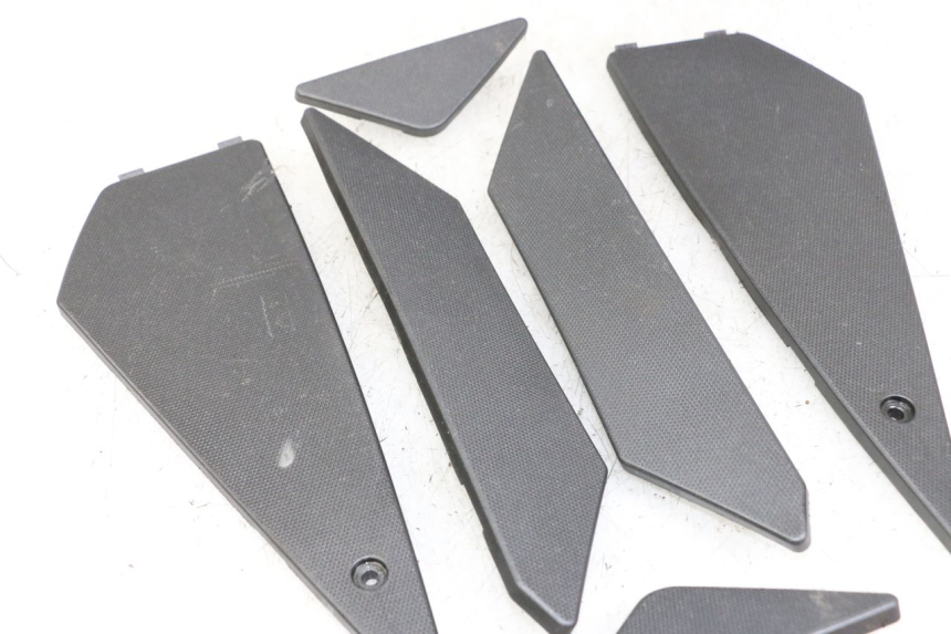 photo de TRITTBRETT VERKLEIDUNG GUMMI APRILIA SR MOTARD 50 (2012 - 2018) - Zoom auf Gebrauchszustand