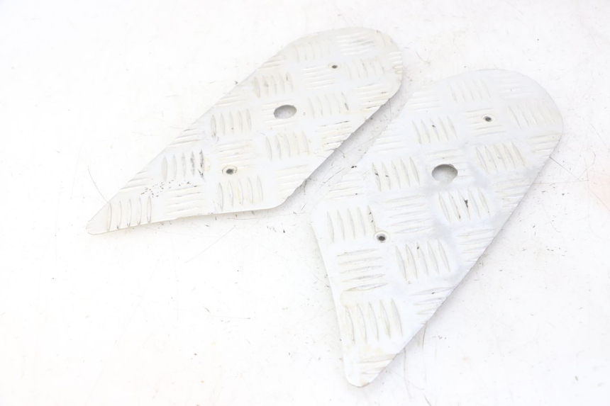 photo de TRITTBRETT VERKLEIDUNG GUMMI PEUGEOT STREETZONE I NAKED 2T 50 (2018 - 2020) - Zoom auf Gebrauchszustand