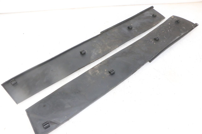 photo de TRITTBRETT VERKLEIDUNG GUMMI PIAGGIO SUPER LX 125 (2000 - 2003) - Zoom auf Gebrauchszustand