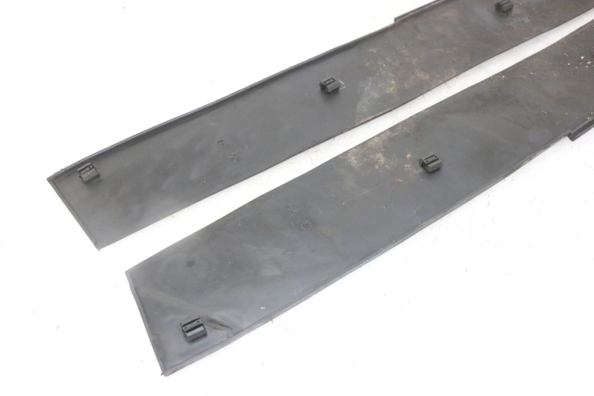 photo de TRITTBRETT VERKLEIDUNG GUMMI PIAGGIO SUPER LX 125 (2000 - 2003) - Technische Nahaufnahme