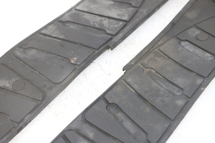 photo de TRITTBRETT VERKLEIDUNG GUMMI PIAGGIO SUPER LX 125 (2000 - 2003) - Details der Befestigungspunkte