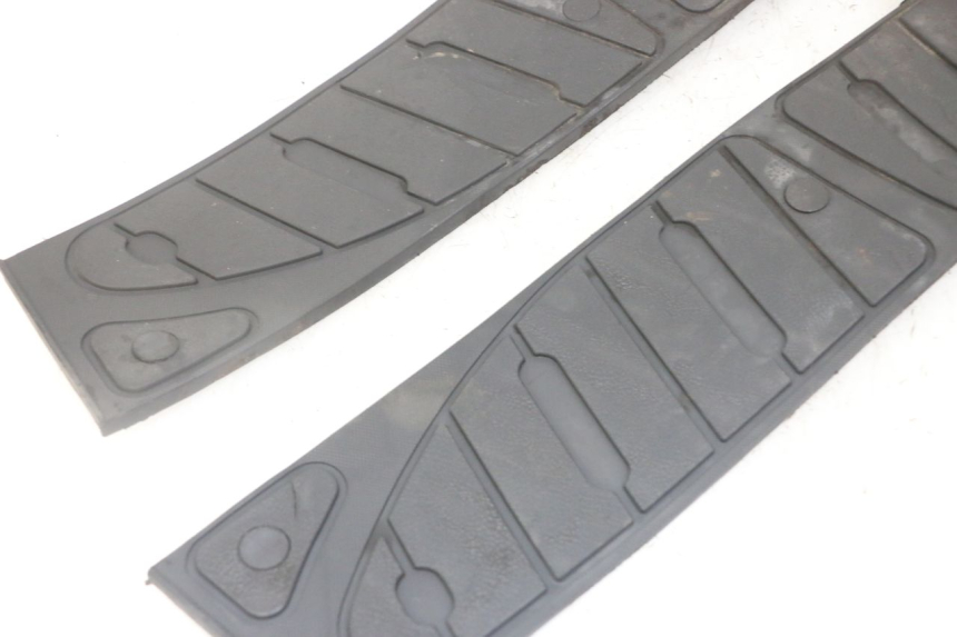 photo de TRITTBRETT VERKLEIDUNG GUMMI PIAGGIO SUPER LX 125 (2000 - 2003) - Oberflächenzustand und Material