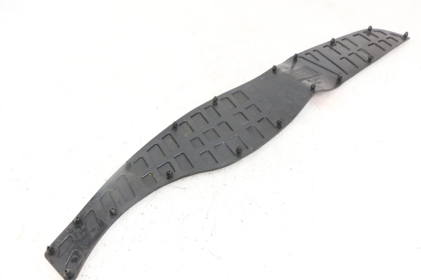 photo de TRITTBRETT VERKLEIDUNG GUMMI SUZUKI BURGMAN 125 (2018 - 2021) - Zoom auf Gebrauchszustand