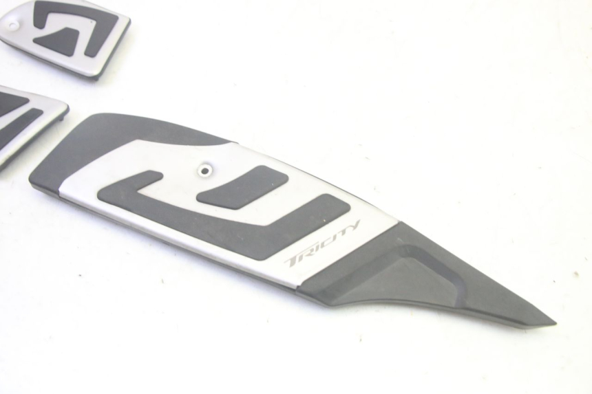 photo de TRITTBRETT VERKLEIDUNG GUMMI YAMAHA TRICITY 300 (2020 - 2024) - Zoom auf Gebrauchszustand