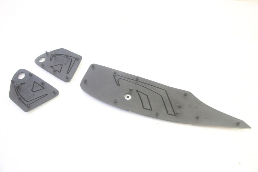 photo de TRITTBRETT VERKLEIDUNG GUMMI YAMAHA TRICITY 300 (2020 - 2024) - Technische Nahaufnahme