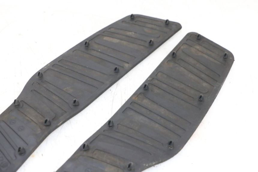 photo de TRITTBRETT VERKLEIDUNG GUMMI PIAGGIO X8 125 (2004 - 2007) - Zoom auf Gebrauchszustand