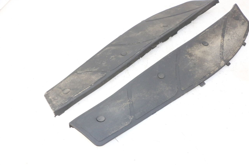 photo de TRITTBRETT VERKLEIDUNG GUMMI PIAGGIO X9 EVOLUTION 125 (2003 - 2007) - Details der Befestigungspunkte