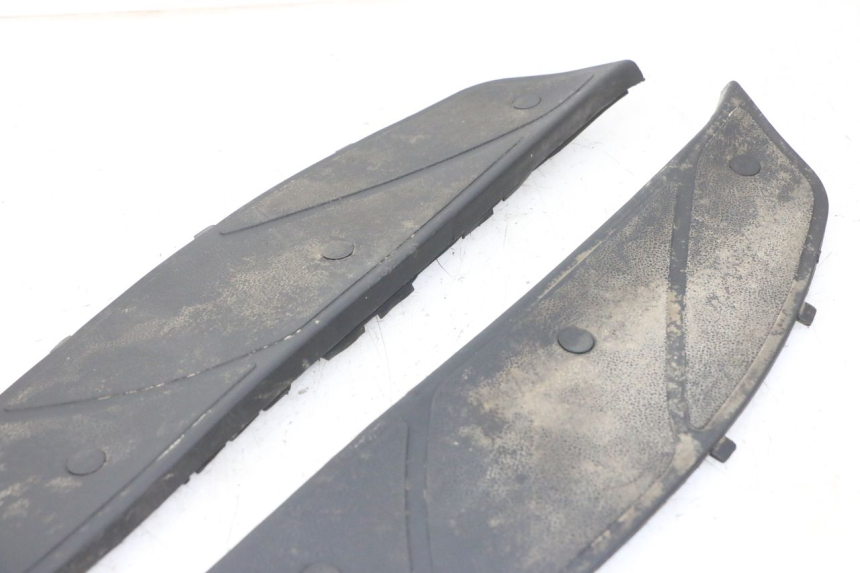 photo de TRITTBRETT VERKLEIDUNG GUMMI PIAGGIO X9 EVOLUTION 125 (2003 - 2007) - Oberflächenzustand und Material