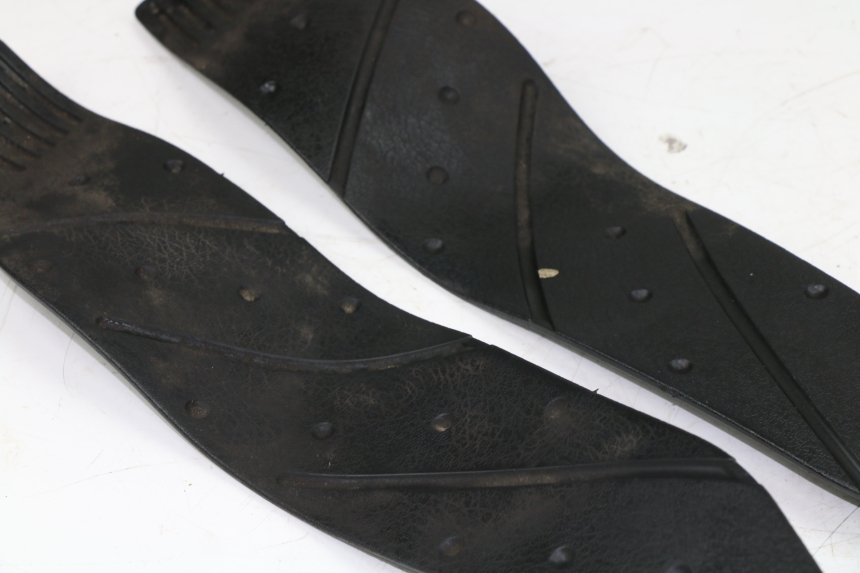 photo de TRITTBRETT VERKLEIDUNG GUMMI YAMAHA X-MAX 250 (2007 - 2009) - Details der Befestigungspunkte