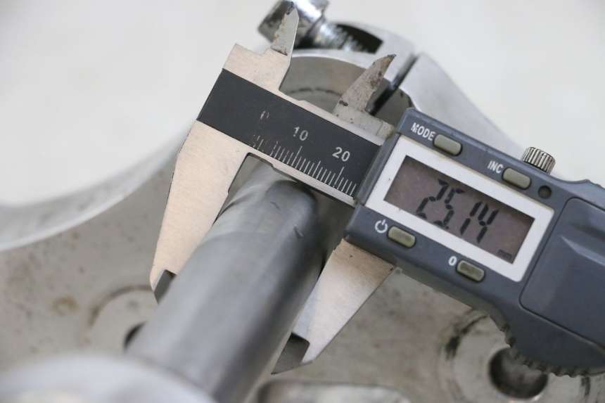 photo de GABELBRÃœCKE HARLEY DAVIDSON SPORTSTER XL CUSTOM 1200 (2003 - 2004) - Oberflächenzustand und Material