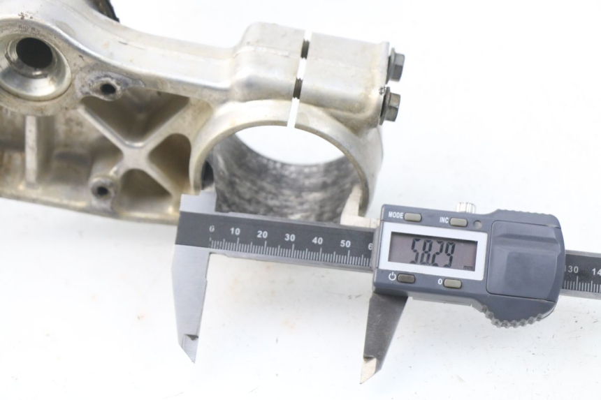 photo de GABELBRÃœCKE OBEN HONDA CRF CR-F 450 (2005 - 2008) - Detailansicht des Bauteils