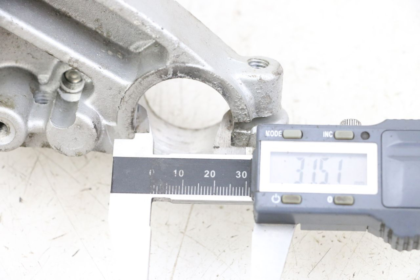 photo de GABELBRÃœCKE OBEN HYOSUNG GF 125 (2001 - 2005) - Zoom auf Gebrauchszustand