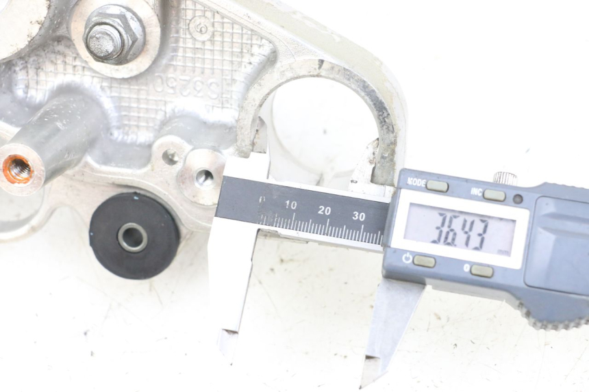 photo de GABELBRÃœCKE OBEN SUZUKI GZ MARAUDER 125 (1998 - 2004) - Detailansicht des Bauteils