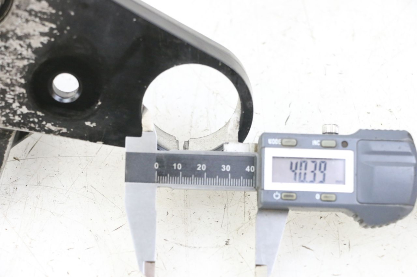 photo de GABELBRÃœCKE OBEN YAMAHA FZS FAZER 600 (2001 - 2003) - Detailansicht des Bauteils