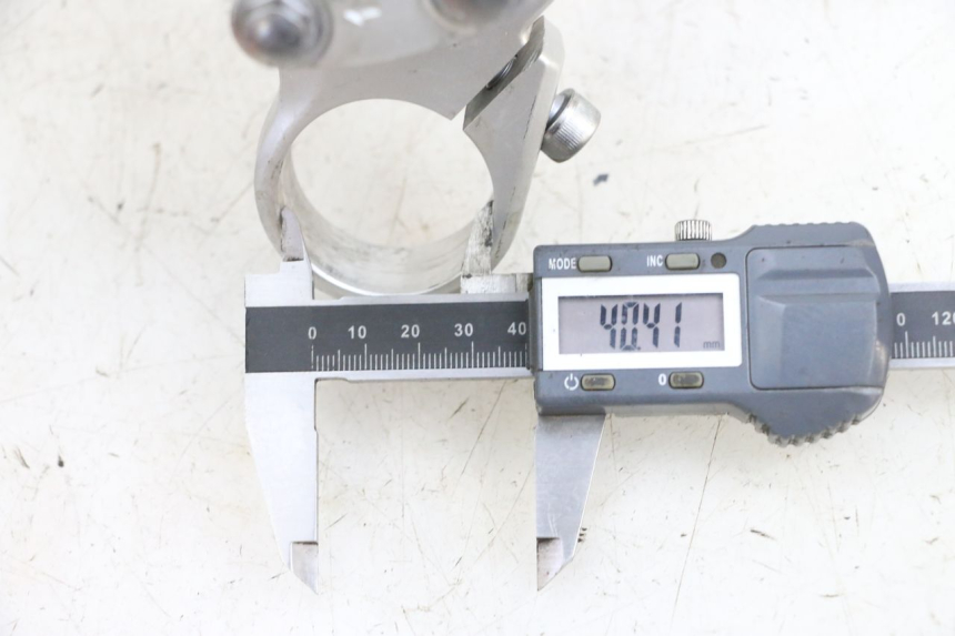 photo de GABELBRÃœCKE OBEN KAWASAKI ZR 7 750 (1999 - 2004) - Detailansicht des Bauteils