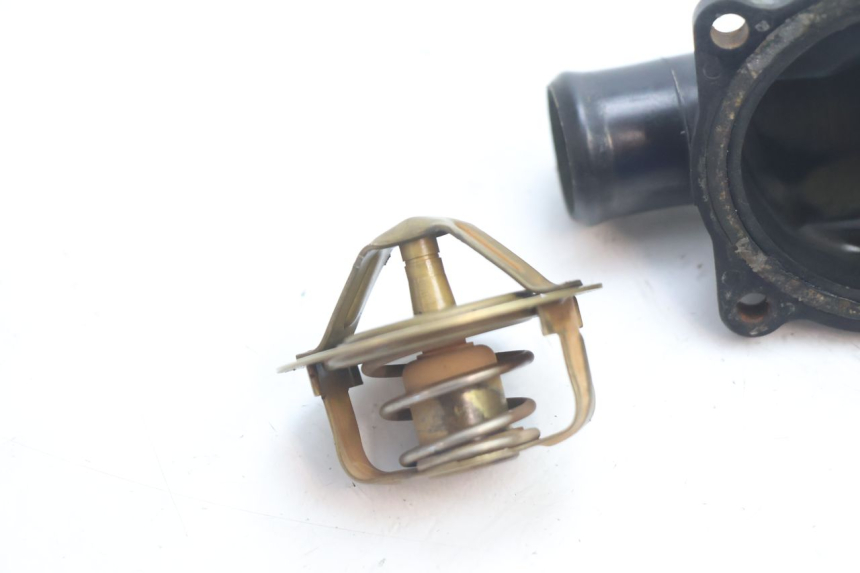 photo de THERMOSTAT  KAWASAKI GPX F ZX750F 750 (1986 - 1990) - Zoom auf Gebrauchszustand