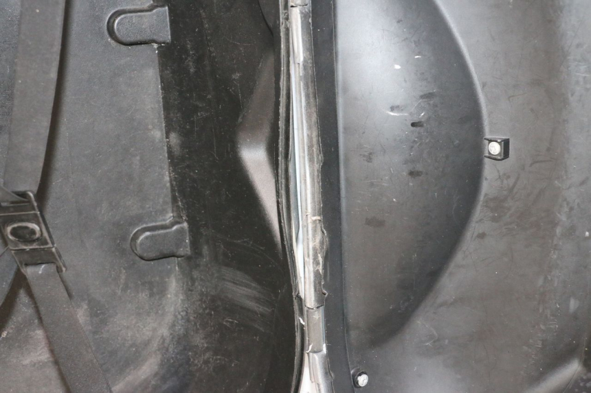 photo de KOFFER PIAGGIO MP3 125 (2006 - 2014) - Zoom auf Gebrauchszustand