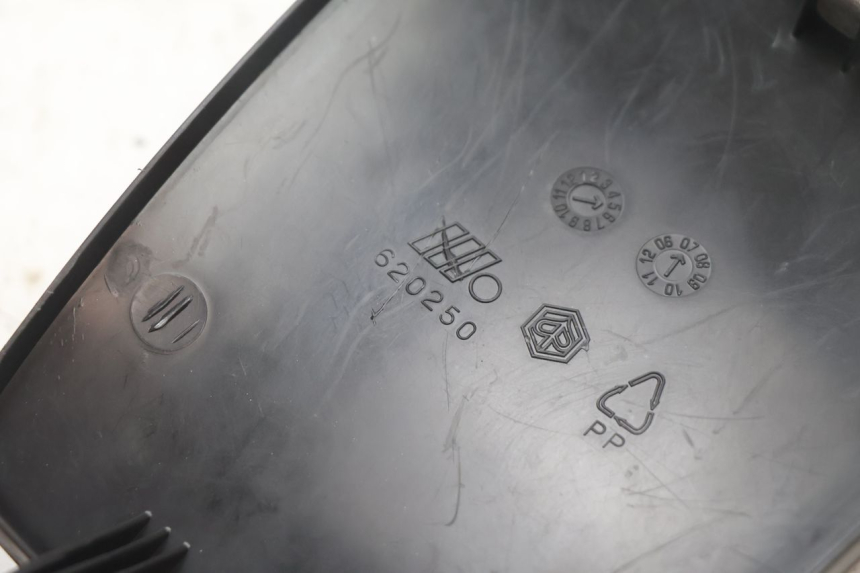 photo de TANKKLAPPE PIAGGIO MP3 125 (2006 - 2014) - Details der Befestigungspunkte