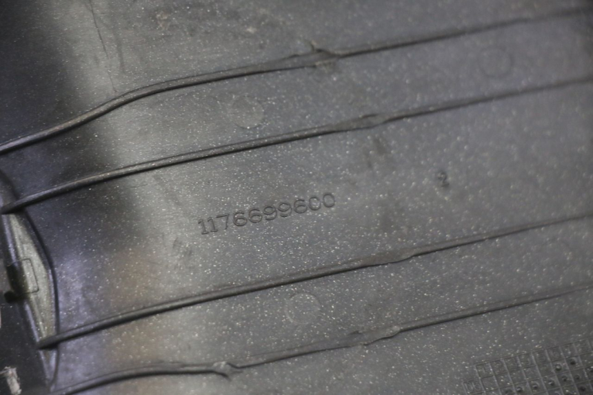 photo de TANKKLAPPE PEUGEOT SATELIS 125 (2013 - 2018) - Details der Befestigungspunkte