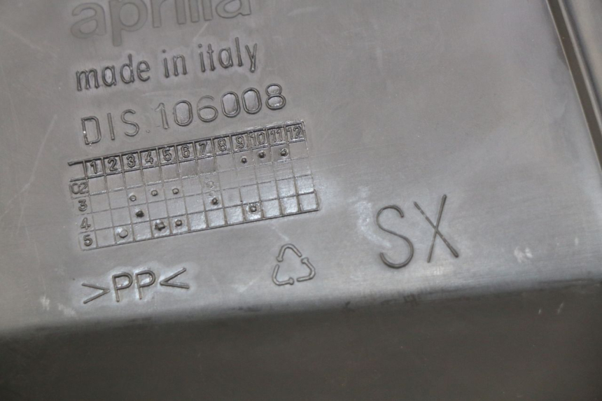 photo de LINKE INSPEKTIONSÖFFNUNGSKLAPPE APRILIA ATLANTIC 125 (2003 - 2009) - Detailansicht des Bauteils