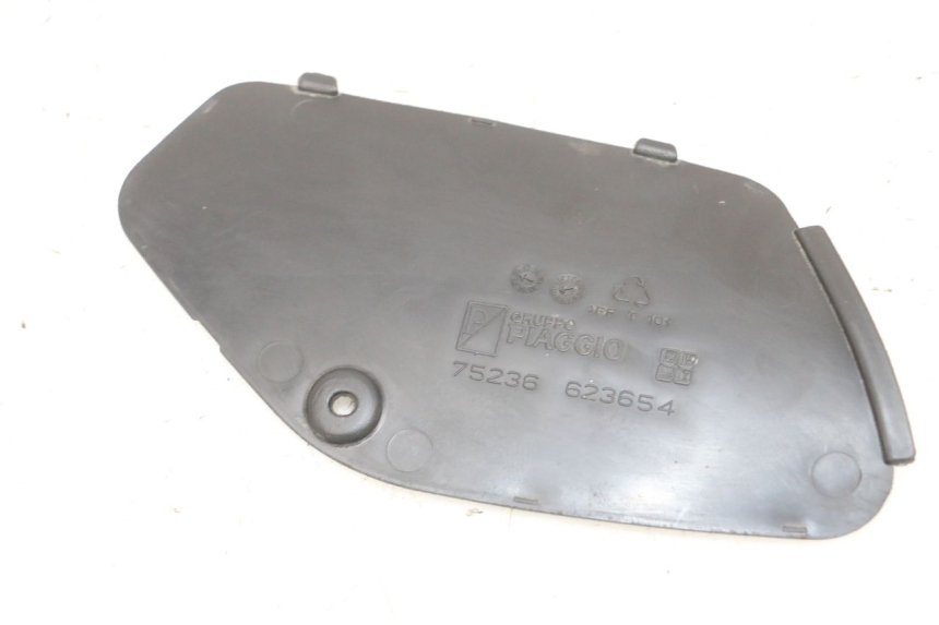 photo de LINKE INSPEKTIONSÖFFNUNGSKLAPPE PIAGGIO XEVO - X EVO 125 (2007 - 2017) - Detailansicht des Bauteils