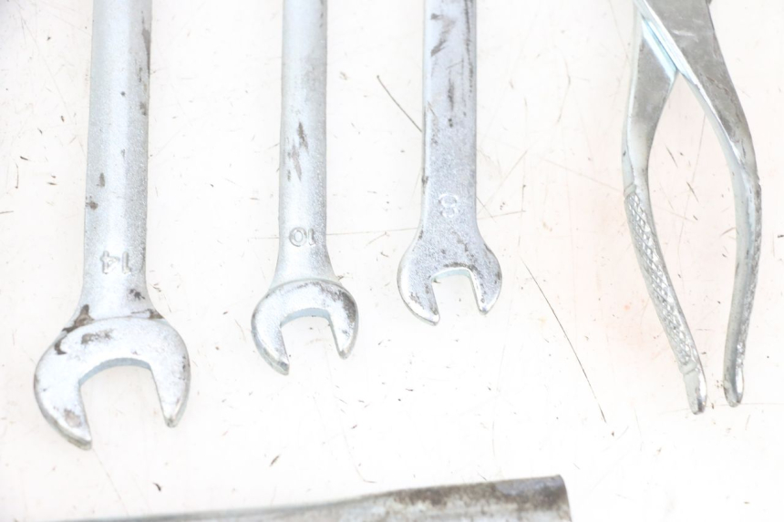 photo de WERKZEUG SUZUKI DL V STROM 1000 (2002 - 2007) - Details der Befestigungspunkte