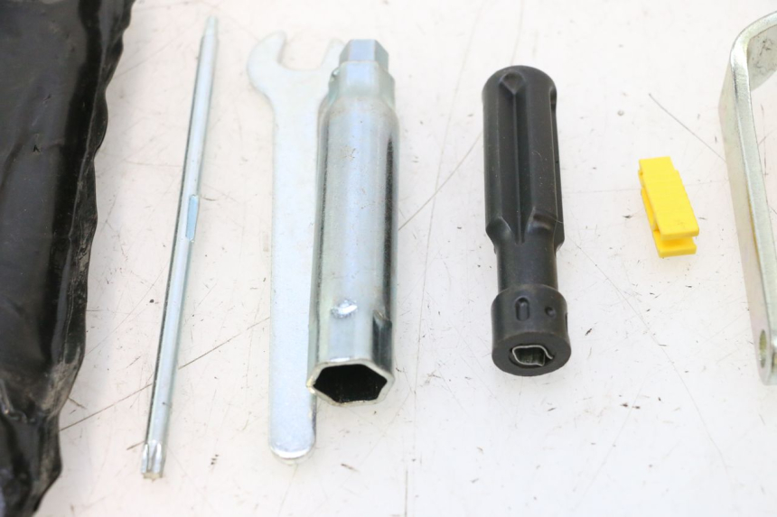 photo de WERKZEUGSET PIAGGIO MP3 LT 400 (2007 - 2012) - Details der Befestigungspunkte