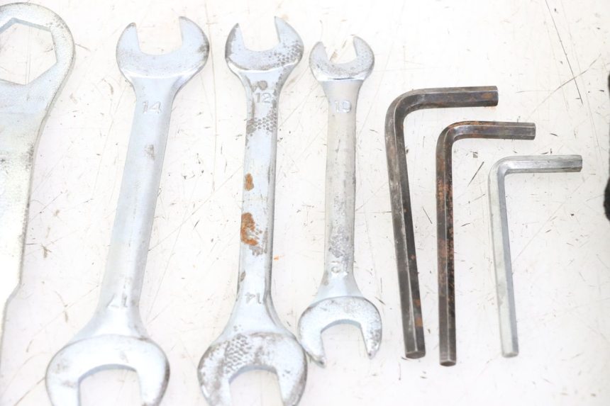 photo de WERKZEUG YAMAHA XJ6 ABS 600 (2008 - 2016) - Oberflächenzustand und Material