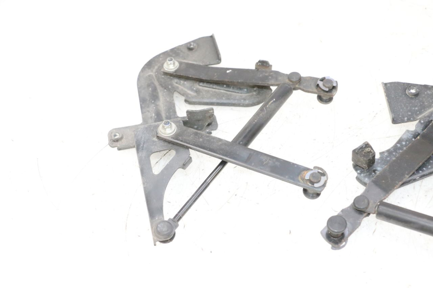 photo de FEDERBEIN HELMFACH PEUGEOT SATELIS 125 (2013 - 2018) - Zoom auf Gebrauchszustand