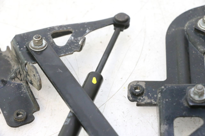 photo de FEDERBEIN HELMFACH PEUGEOT SATELIS 125 (2013 - 2018) - Oberflächenzustand und Material