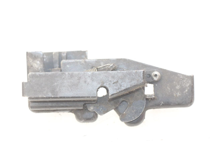 photo de VERRIEGELUNGSKLAPPE HONDA FES PANTHEON 2T 125 (1998 - 2002) - Technische Nahaufnahme