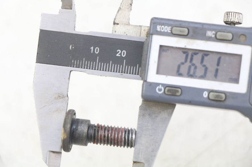 photo de BREMSSCHEIBENBEFESTIGUNGSSCHRAUBE KYMCO AGILITY 16+ 4T 50 (2018 - 2023) - Zoom auf Gebrauchszustand