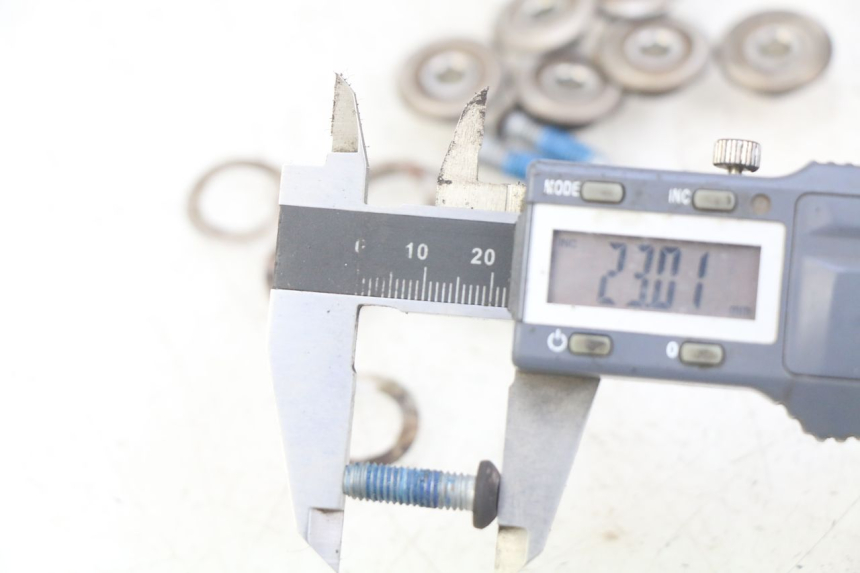 photo de BREMSSCHEIBENBEFESTIGUNGSSCHRAUBE PIAGGIO BEVERLY 125 (2010 - 2015) - Zoom auf Gebrauchszustand